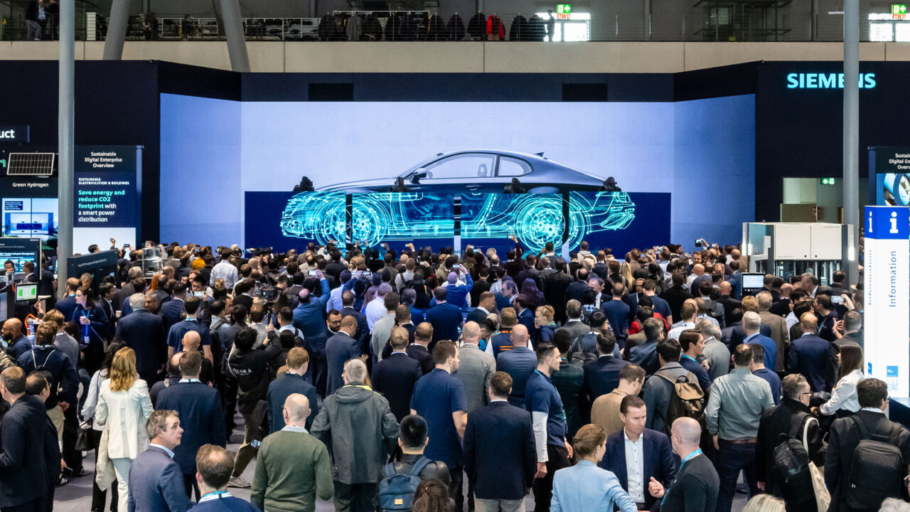 Siemens Highlight Showcase | Roboter-LED-Akrobatik auf der Hannover Messe 