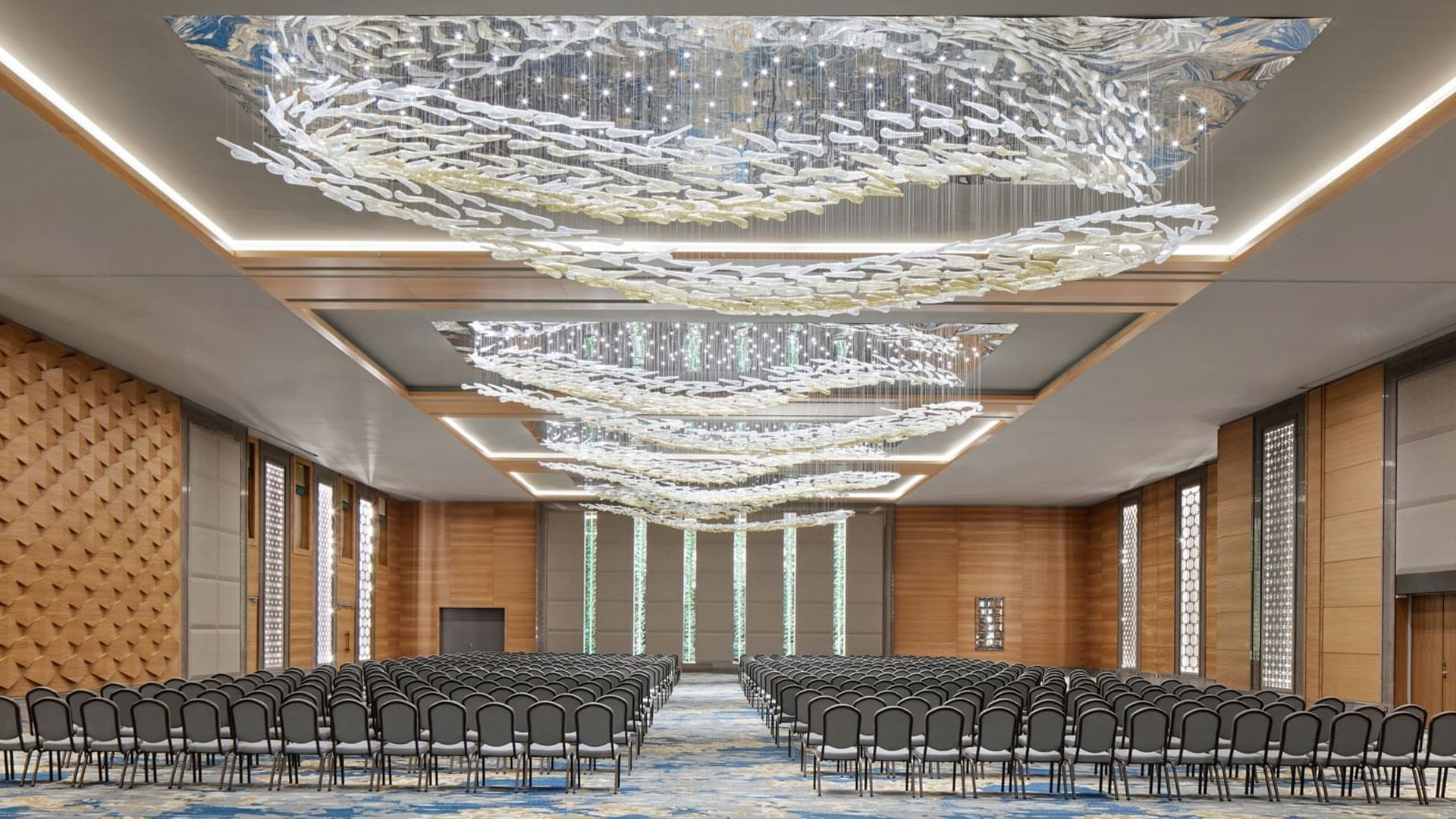 AMBION_Titanic_Ballsaal_Stuhlreihen