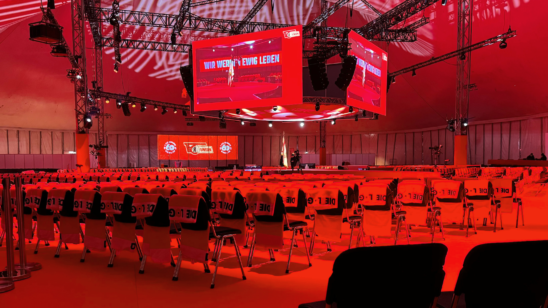 60 Jahre Berlin - Zelt in rotem Licht getaucht. Projektionen in der Mitte und an den Seitenwänden