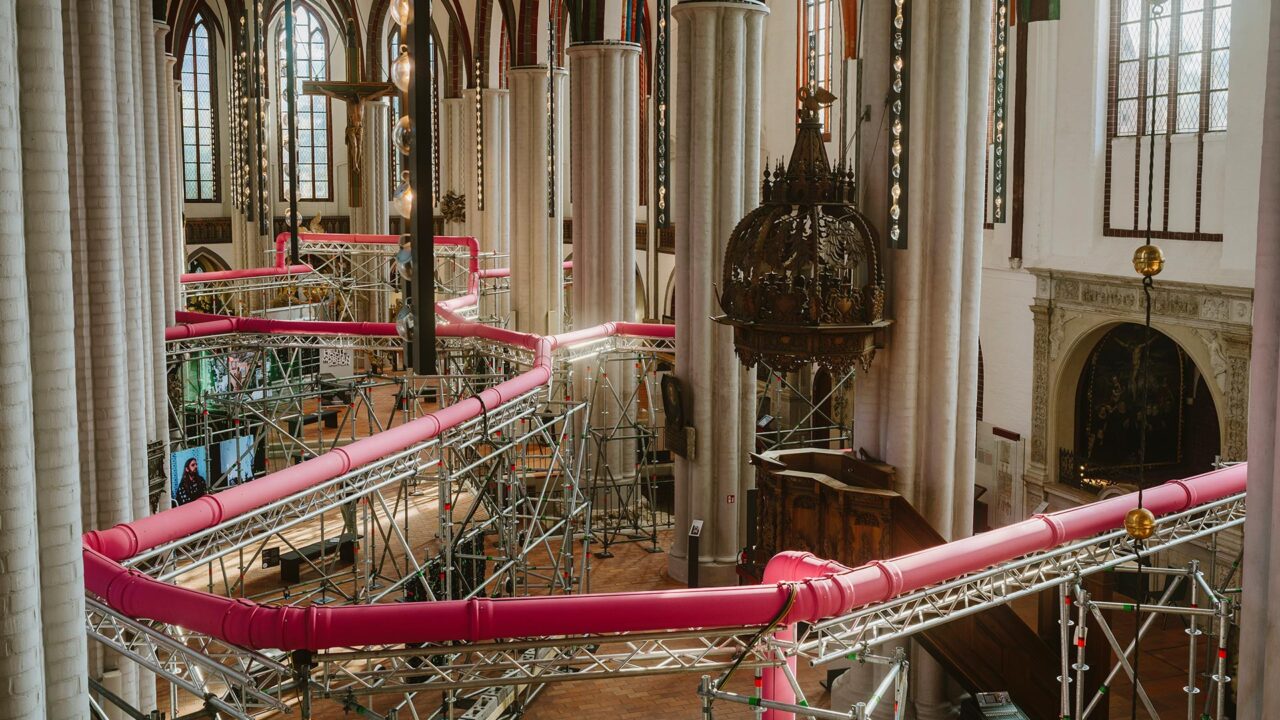 Rosa Röhren im Museum Nikolaikirche Berlin